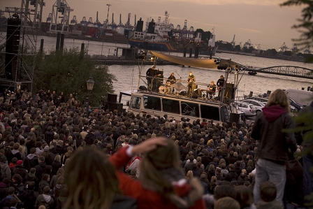 tomte auf dem tourbus in hamburg